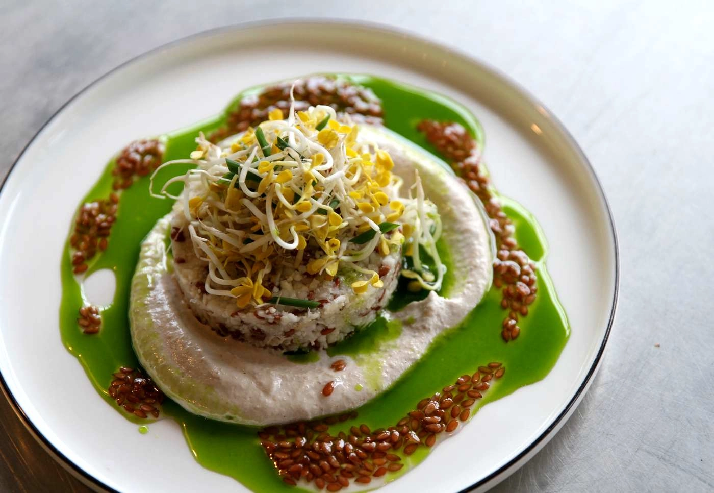Veganer Vorspeisengang mit Sprossen, Kräuteröl und Linsen – Hochzeitsmenü von VEINKOST