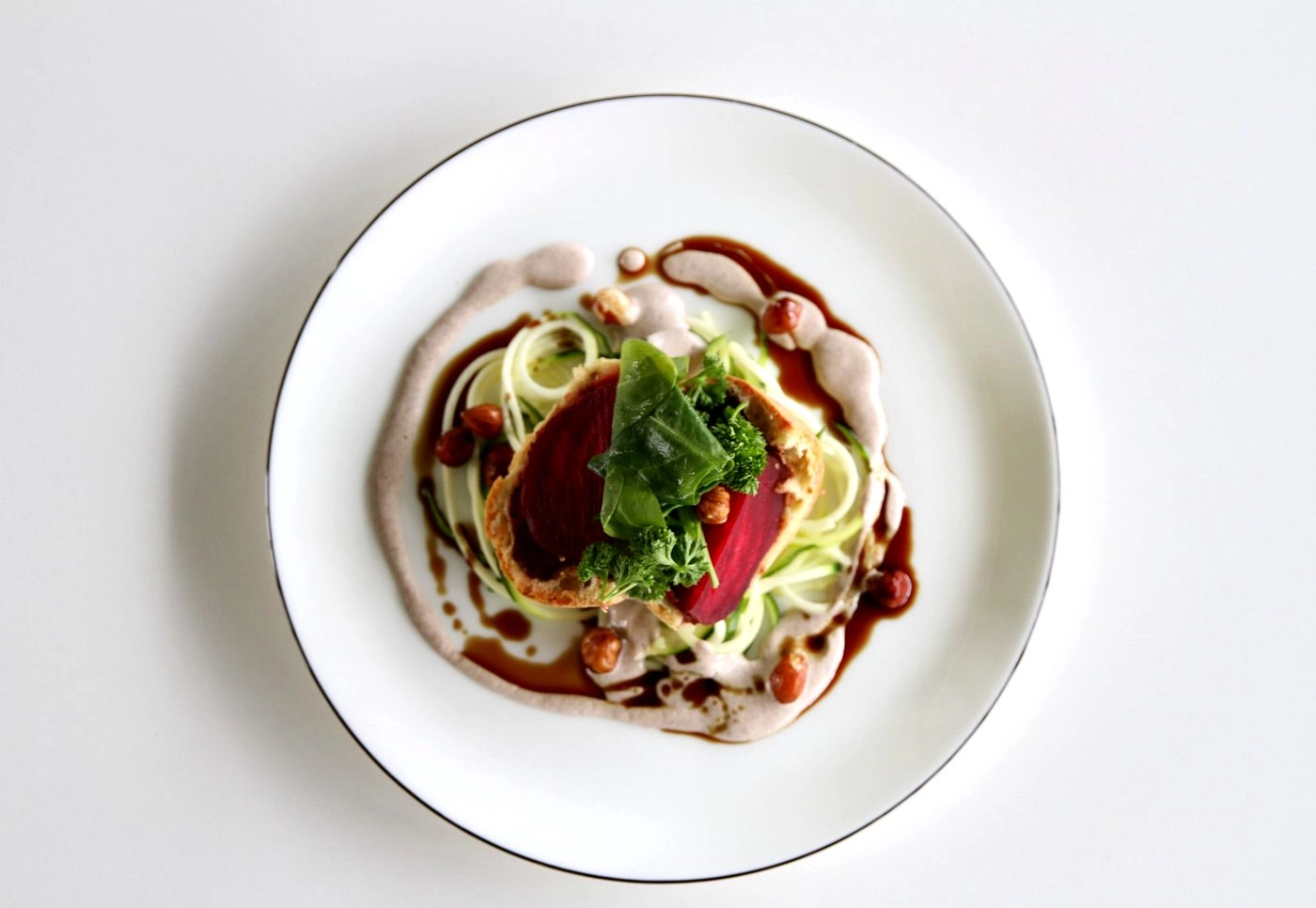 Vegane Vorspeise mit Roter Bete und Zucchini – veganes Hochzeitsmenü Frankfurt